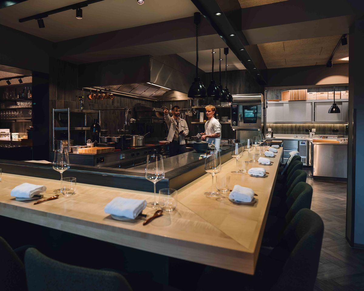 Die gedeckte Theke des Chef’s Table vor der offenen Küche
